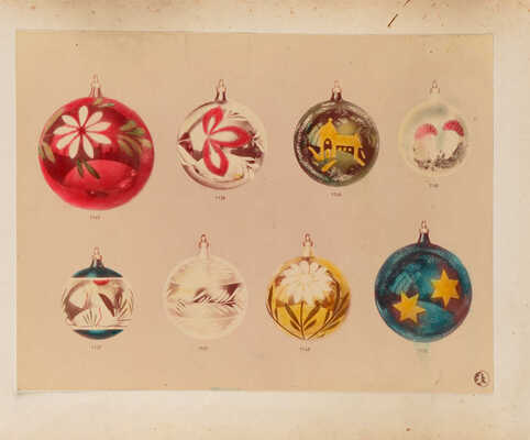 Альбом фотографий с изображениями елочных игрушек [1956]. 